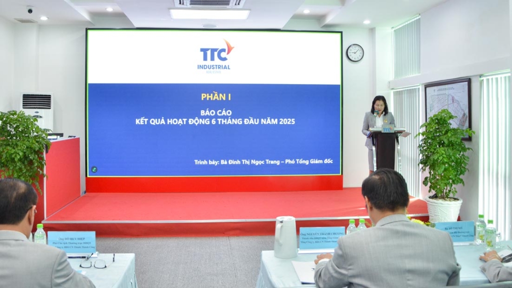 Bà Đinh Thị Ngọc Trang - Phó Tổng Giám đốc Tổng Công Ty báo cáo kết quả hoạt động 6 tháng đầu năm 2025