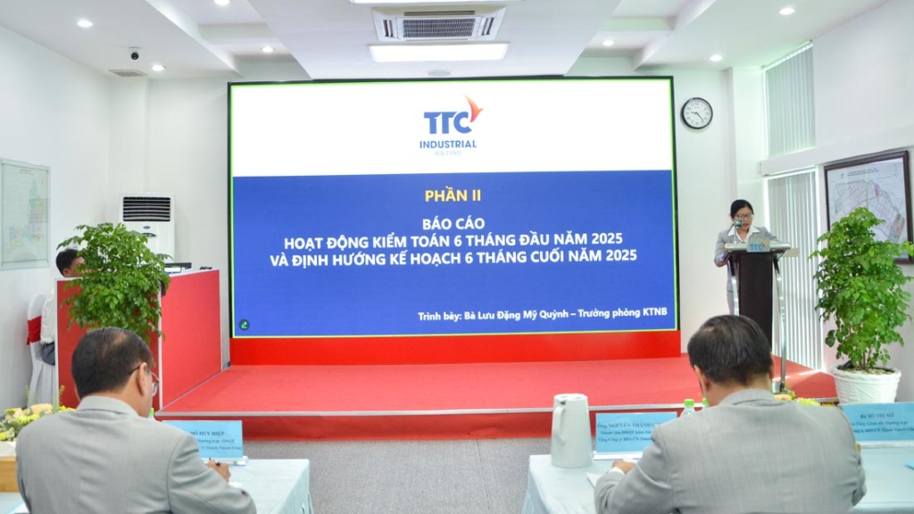 Bà Lưu Đặng Mỹ Quỳnh – Ban Kiểm soát Tổng Công ty báo cáo hoạt động kiểm toán 6 tháng đầu năm và định hướng 6 tháng cuối năm 2025