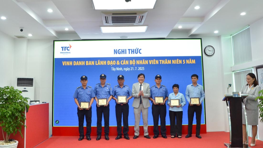 TTC IZ vinh danh CBNV có thâm niên cống hiến 05 năm