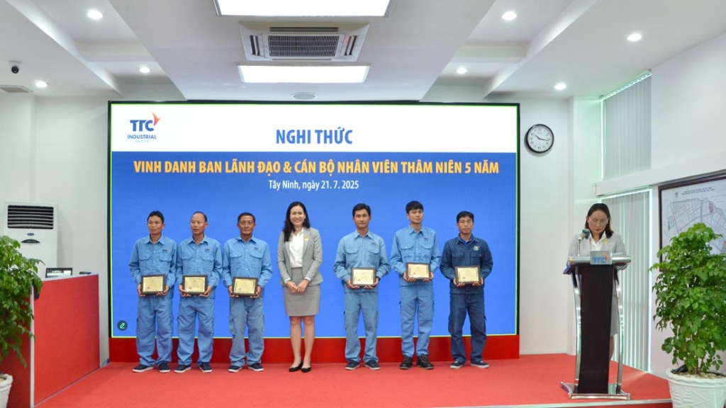 TTC IZ vinh danh CBNV có thâm niên cống hiến 05 năm