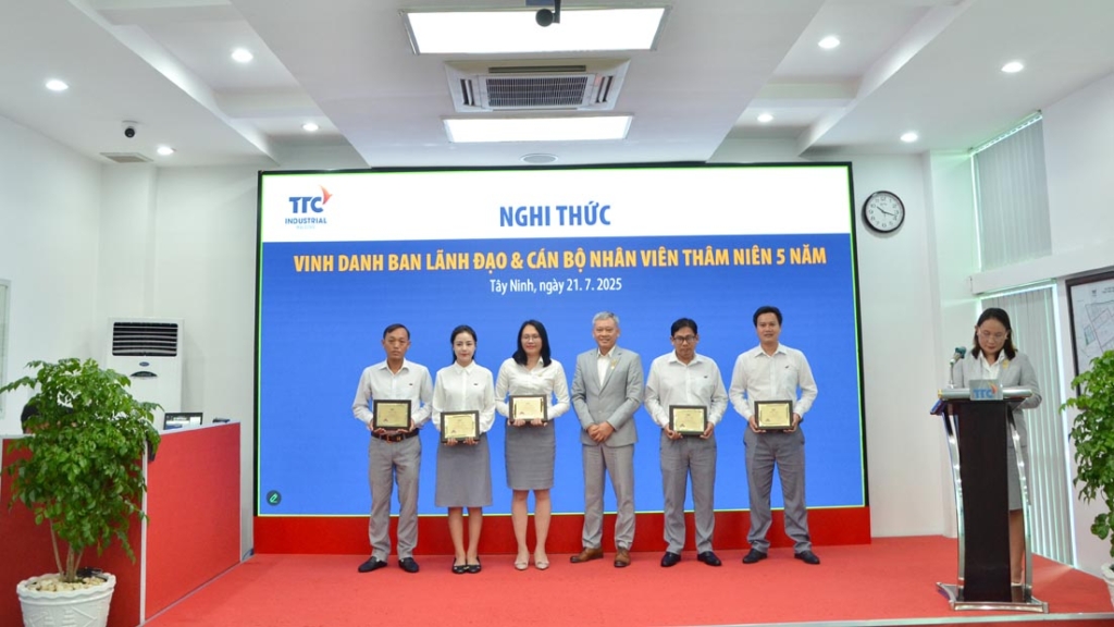 TTC IZ vinh danh CBNV có thâm niên cống hiến 05 năm