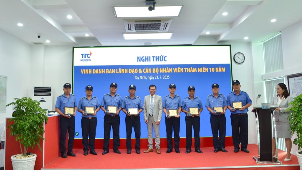 TTC IZ vinh danh CBNV có thâm niên cống hiến 10 năm