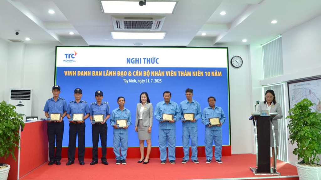 TTC IZ vinh danh CBNV có thâm niên cống hiến 10 năm