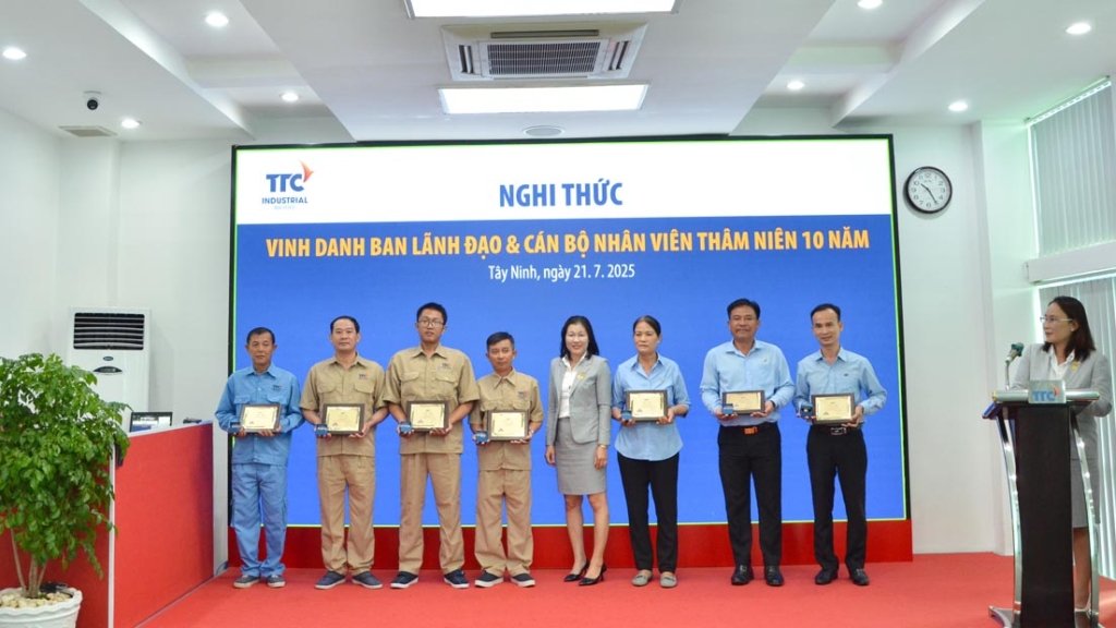 TTC IZ vinh danh CBNV có thâm niên cống hiến 10 năm