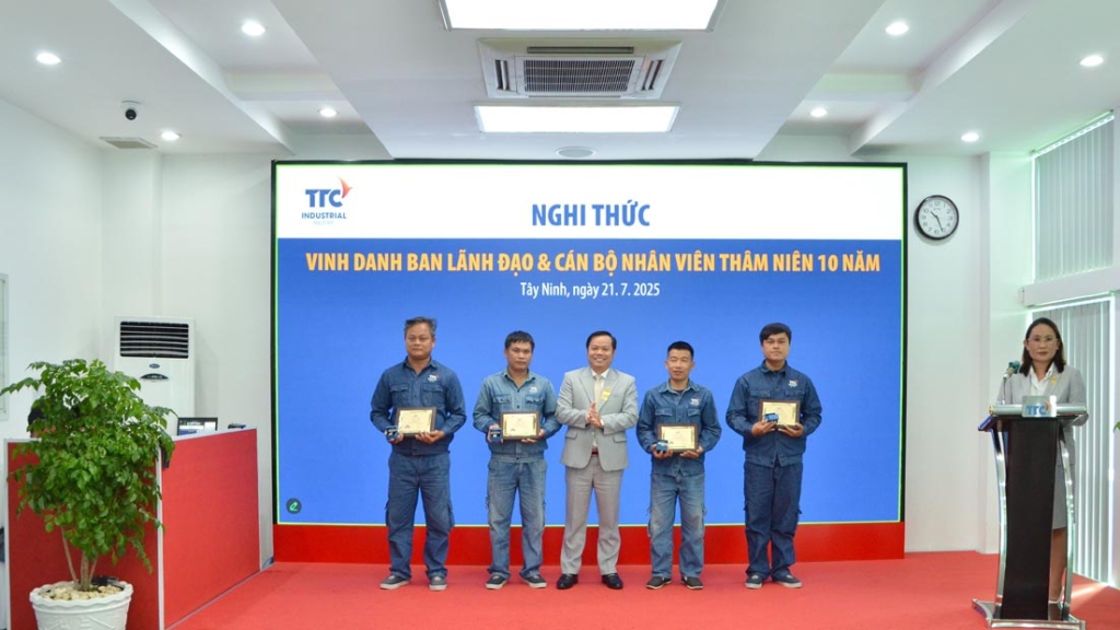 TTC IZ vinh danh CBNV có thâm niên cống hiến 10 năm