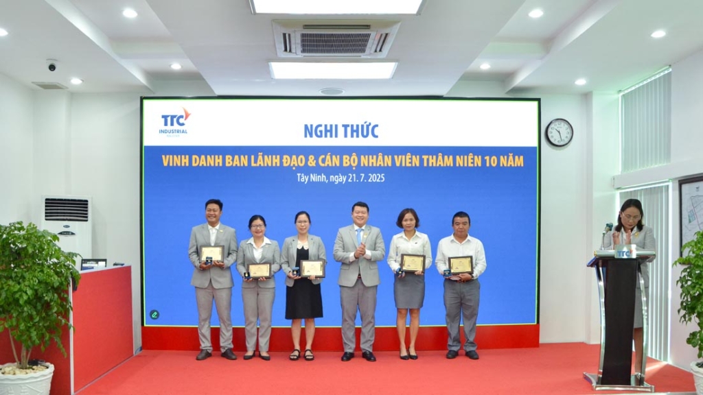 TTC IZ vinh danh CBNV có thâm niên cống hiến 10 năm