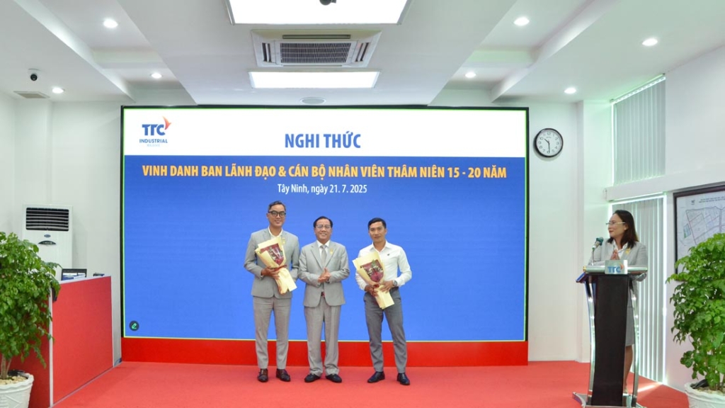 TTC IZ vinh danh CBNV có thâm niên cống hiến 15 - 20 năm