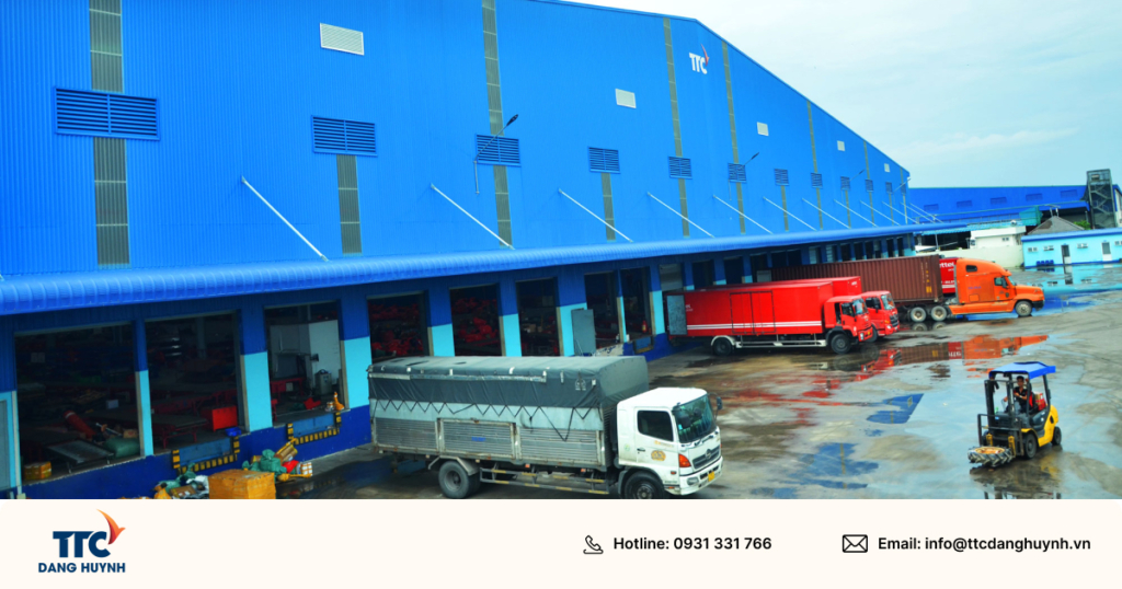 Về đường bộ, khu kho cảng chỉ cách Quốc lộ 22 khoảng 3,6 km, dễ dàng tiếp cận TP.HCM, sân bay Quốc tế Tân Sơn Nhất và cửa khẩu Mộc Bài.