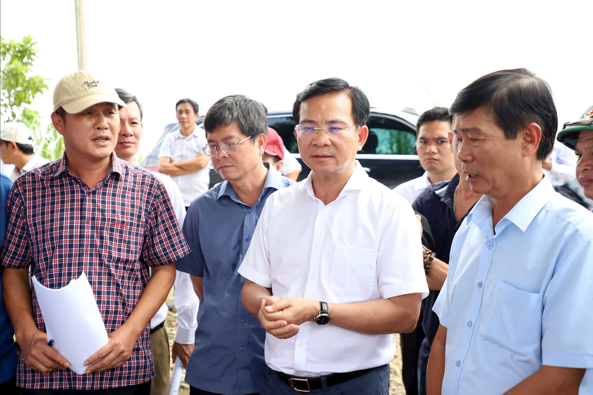 Chủ tịch UBND tỉnh Lâm Đồng - Ông Hồ Văn Mười nhấn mạnh "Các sở, ngành rà soát lại những vướng mắc nhà đầu tư gặp phải. Vấn đề nào giải quyết được nhanh, gọn thì tập trung tháo gỡ cho doanh nghiệp. Nội dung nào vượt thẩm quyền, các đơn vị báo cáo để UBND tỉnh có phương án xử lý kịp thời".