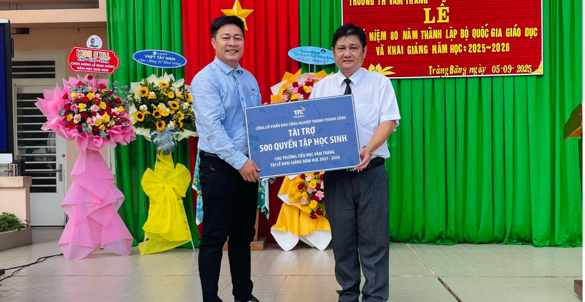 TTC IZ trao tặng 1000 quyển tập, thắp sáng ước mơ học đường